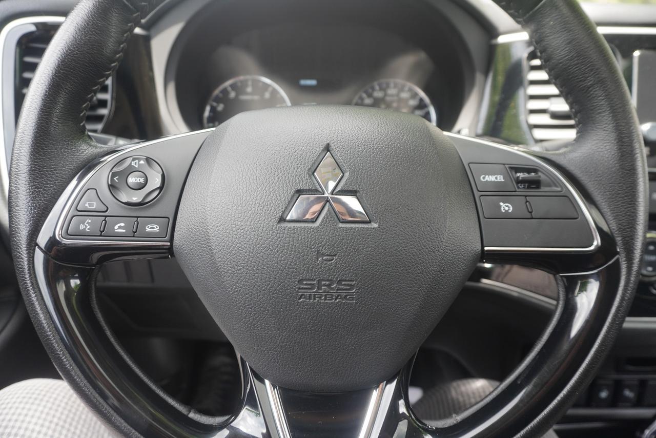 2018 Mitsubishi Outlander NO ACCIDENTS / 7 SEATER / LEATHER / 1 OWNER / ES TRIM!! Photo