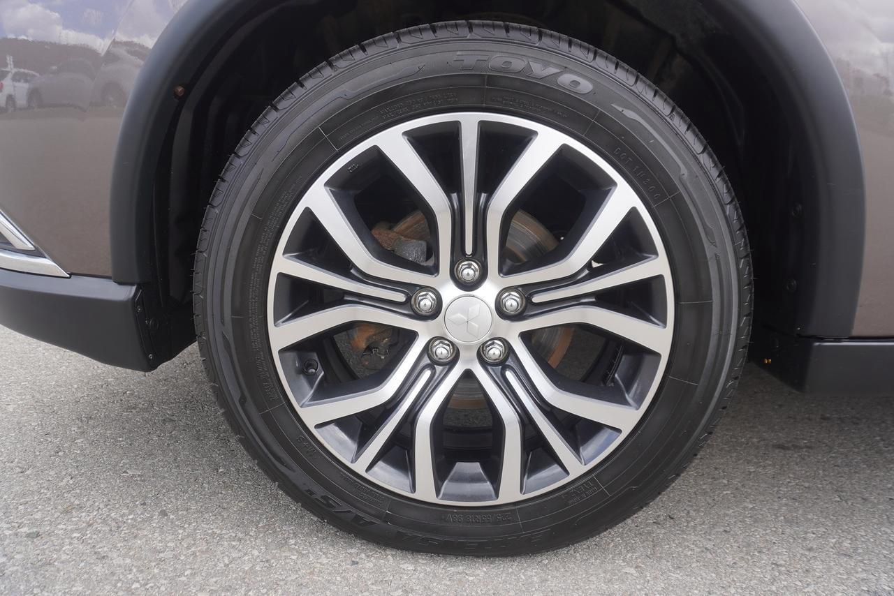 2018 Mitsubishi Outlander NO ACCIDENTS / 7 SEATER / LEATHER / 1 OWNER / ES TRIM!! Photo