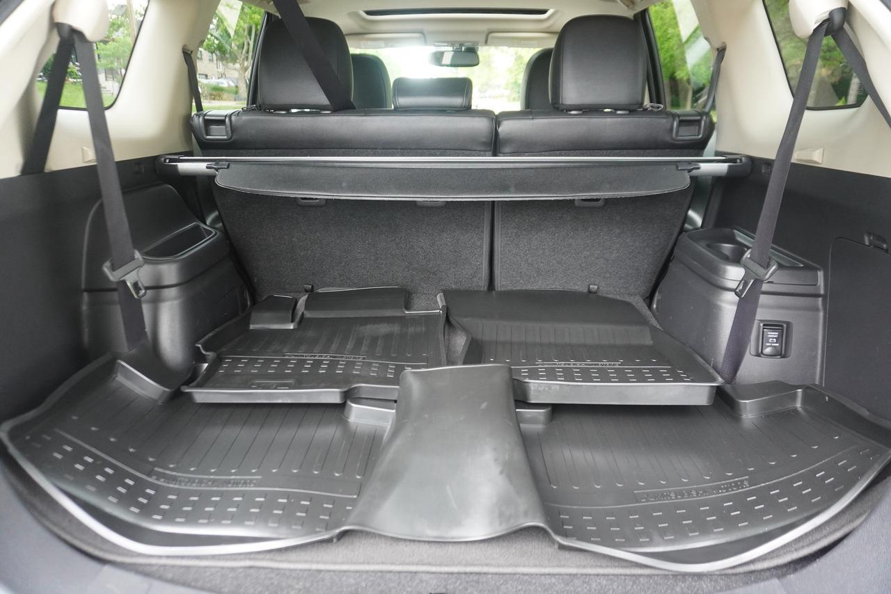 2018 Mitsubishi Outlander NO ACCIDENTS / 7 SEATER / LEATHER / 1 OWNER / ES TRIM!! Photo
