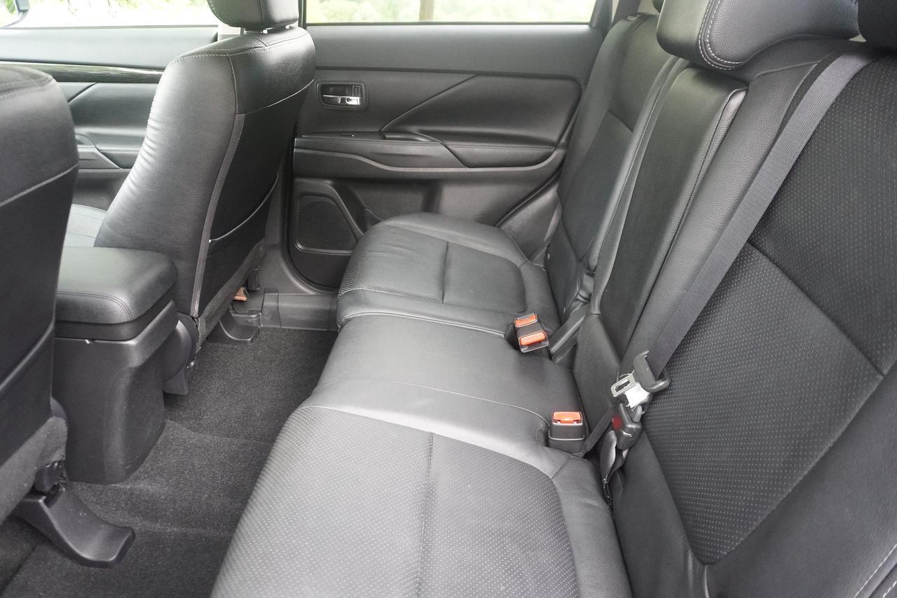 2018 Mitsubishi Outlander NO ACCIDENTS / 7 SEATER / LEATHER / 1 OWNER / ES TRIM!! Photo