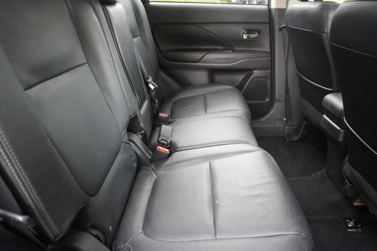 2018 Mitsubishi Outlander NO ACCIDENTS / 7 SEATER / LEATHER / 1 OWNER / ES TRIM!! Photo