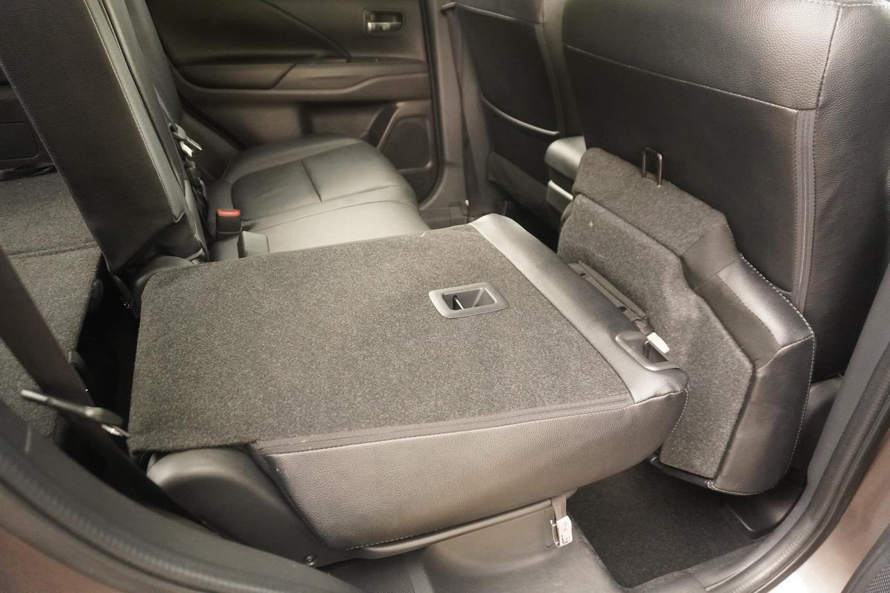 2018 Mitsubishi Outlander NO ACCIDENTS / 7 SEATER / LEATHER / 1 OWNER / ES TRIM!! Photo