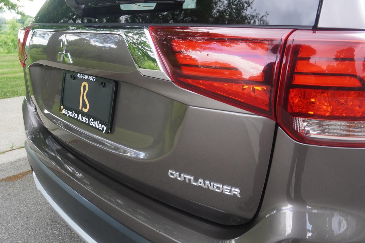 2018 Mitsubishi Outlander NO ACCIDENTS / 7 SEATER / LEATHER / 1 OWNER / ES TRIM!! Photo
