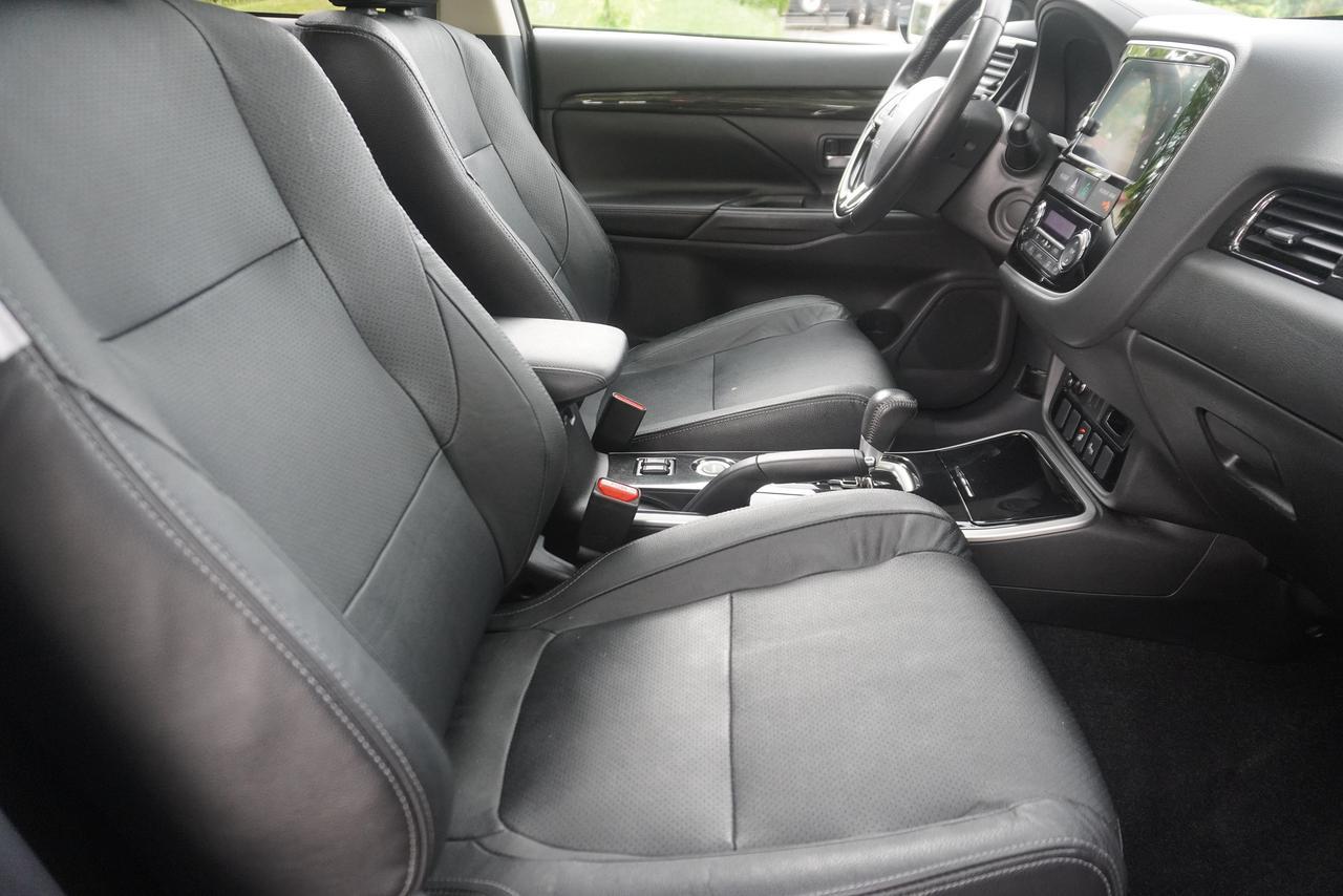 2018 Mitsubishi Outlander NO ACCIDENTS / 7 SEATER / LEATHER / 1 OWNER / ES TRIM!! Photo