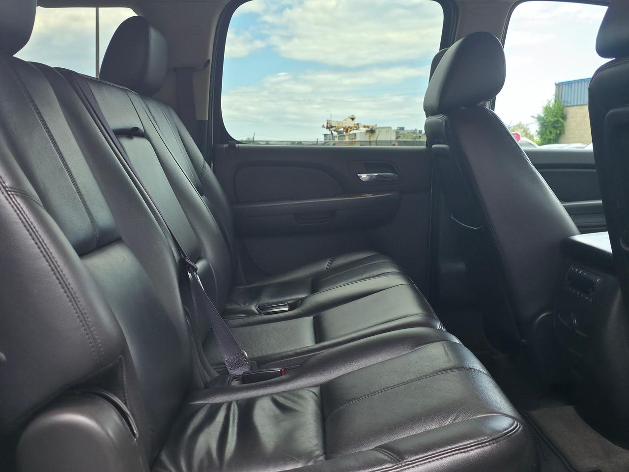 2011 GMC Yukon XL SLT w/1SD *3 ROW 8 PASSENGER SUV* Photo