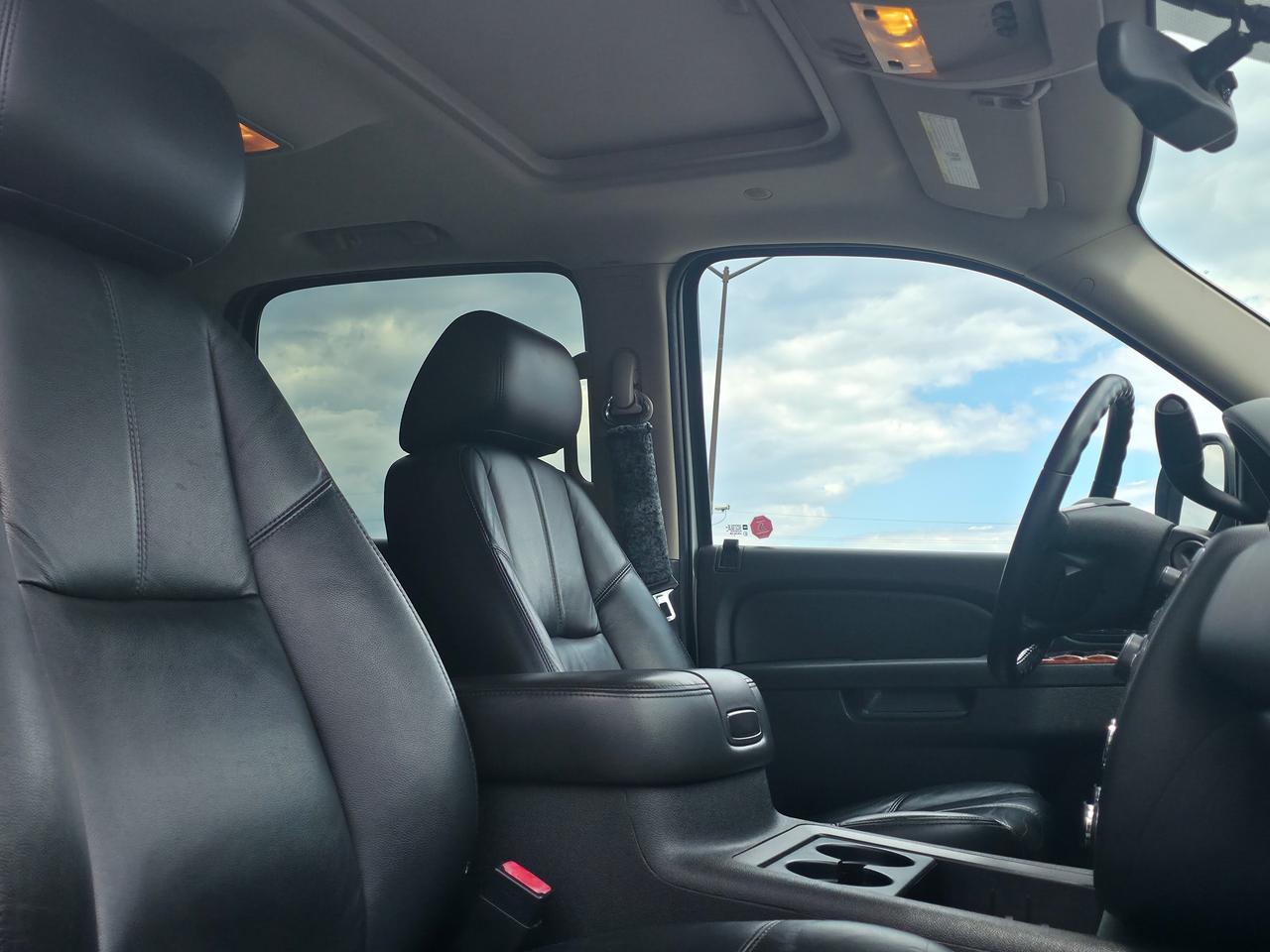 2011 GMC Yukon XL SLT w/1SD *3 ROW 8 PASSENGER SUV* Photo