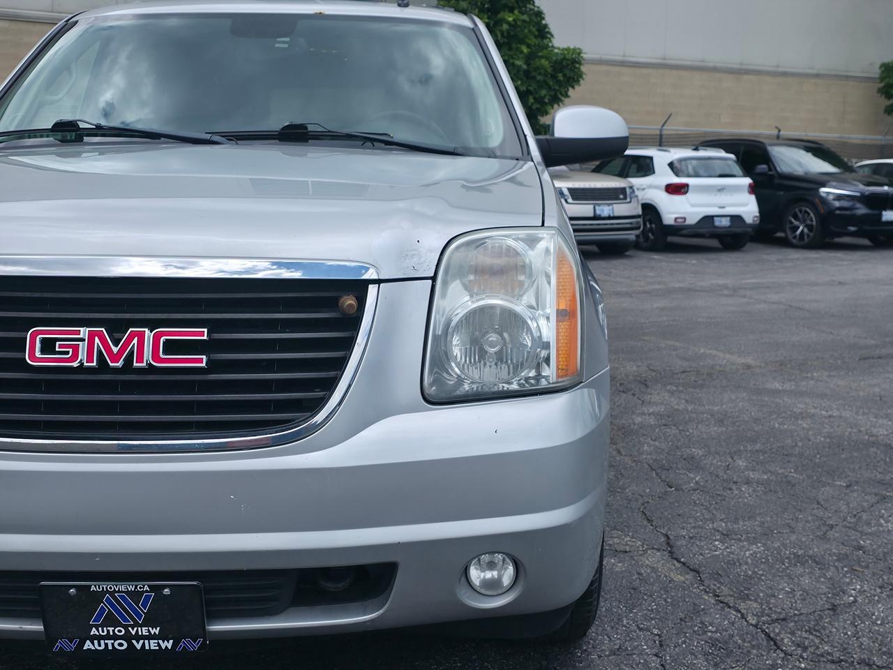 2011 GMC Yukon XL SLT w/1SD *3 ROW 8 PASSENGER SUV* Photo