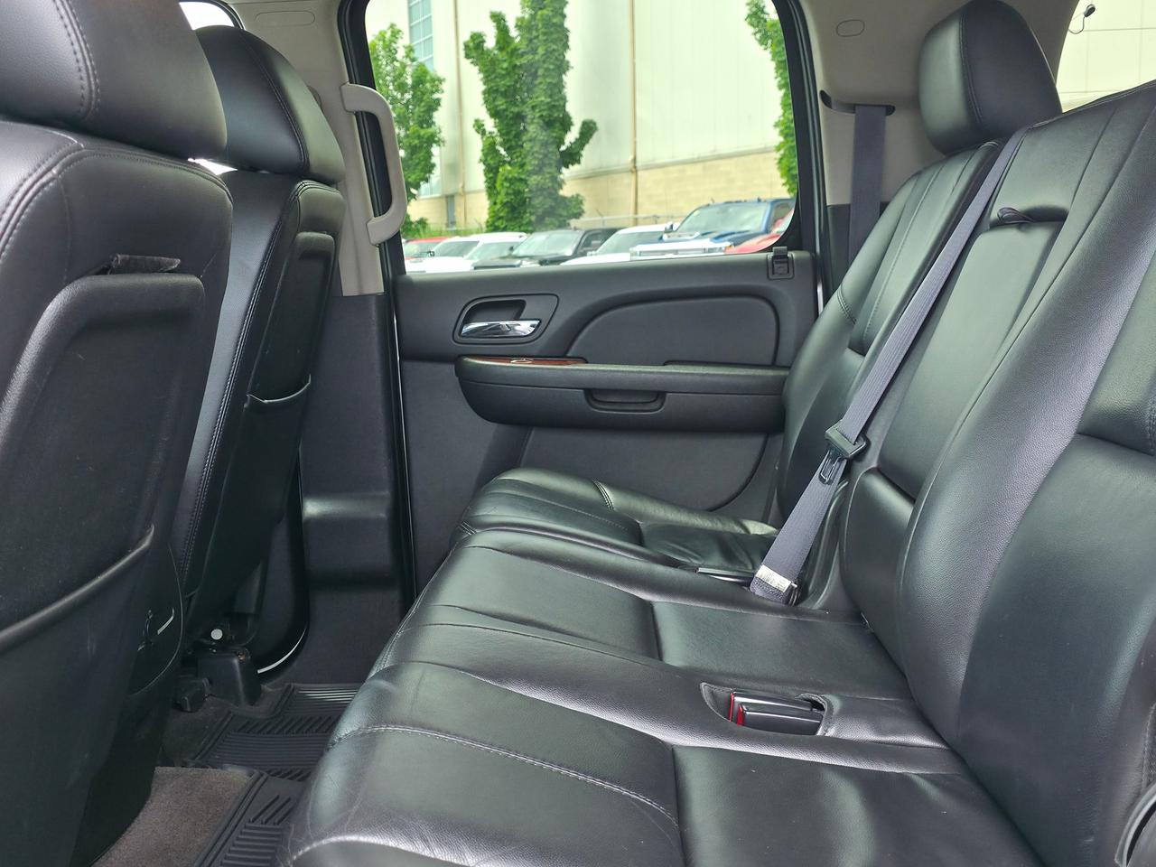 2011 GMC Yukon XL SLT w/1SD *3 ROW 8 PASSENGER SUV* Photo