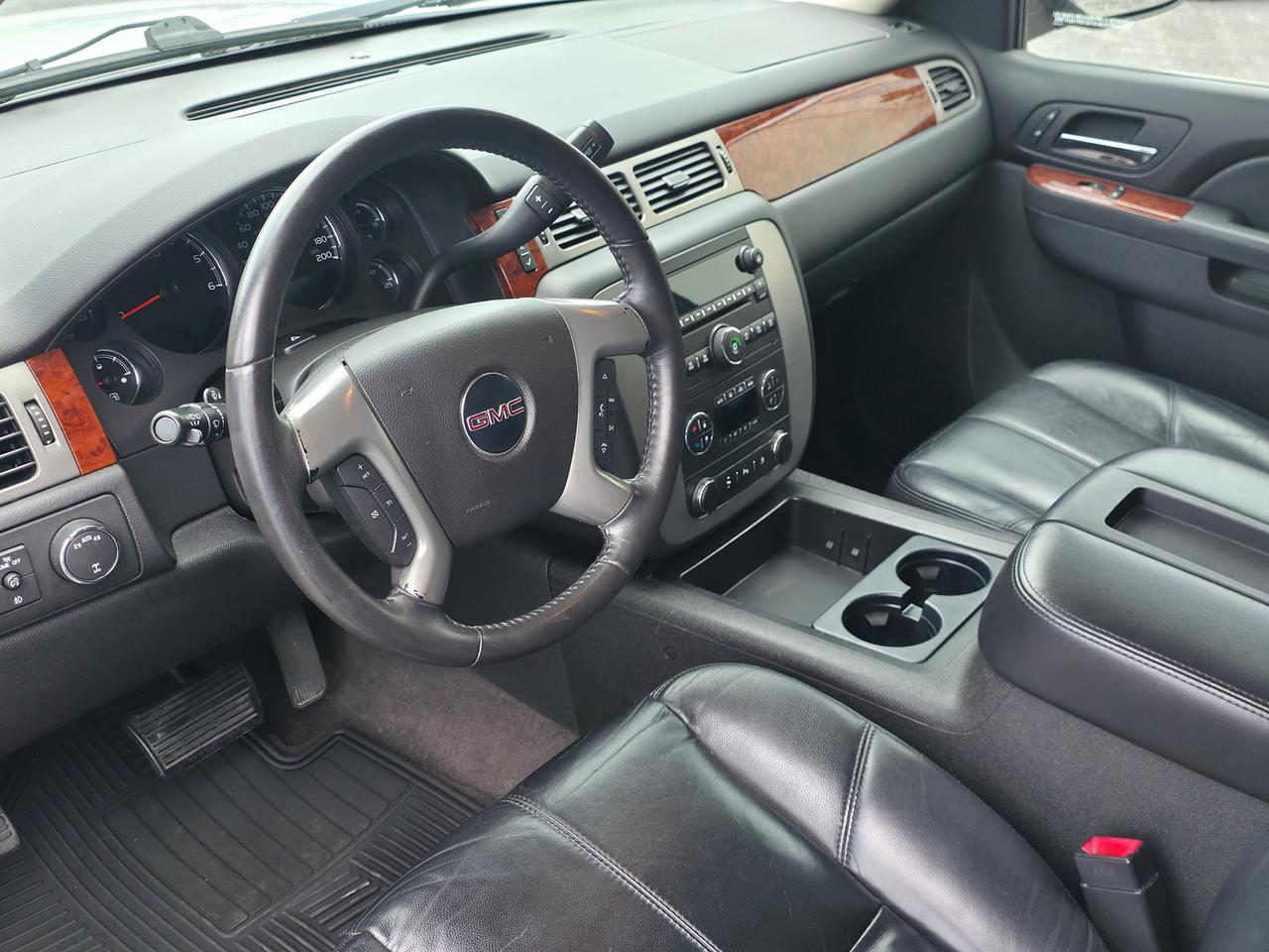 2011 GMC Yukon XL SLT w/1SD *3 ROW 8 PASSENGER SUV* Photo