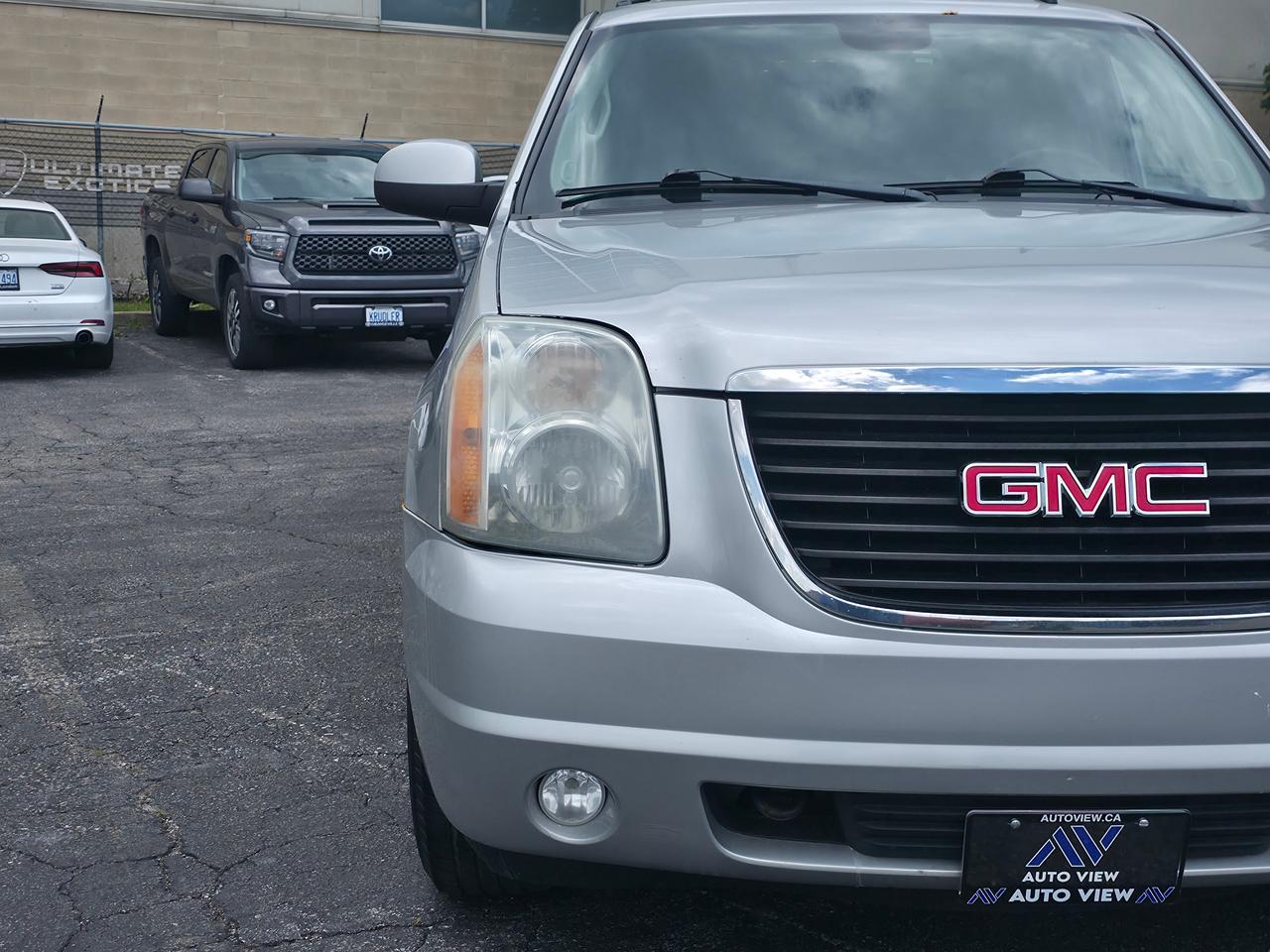 2011 GMC Yukon XL SLT w/1SD *3 ROW 8 PASSENGER SUV* Photo