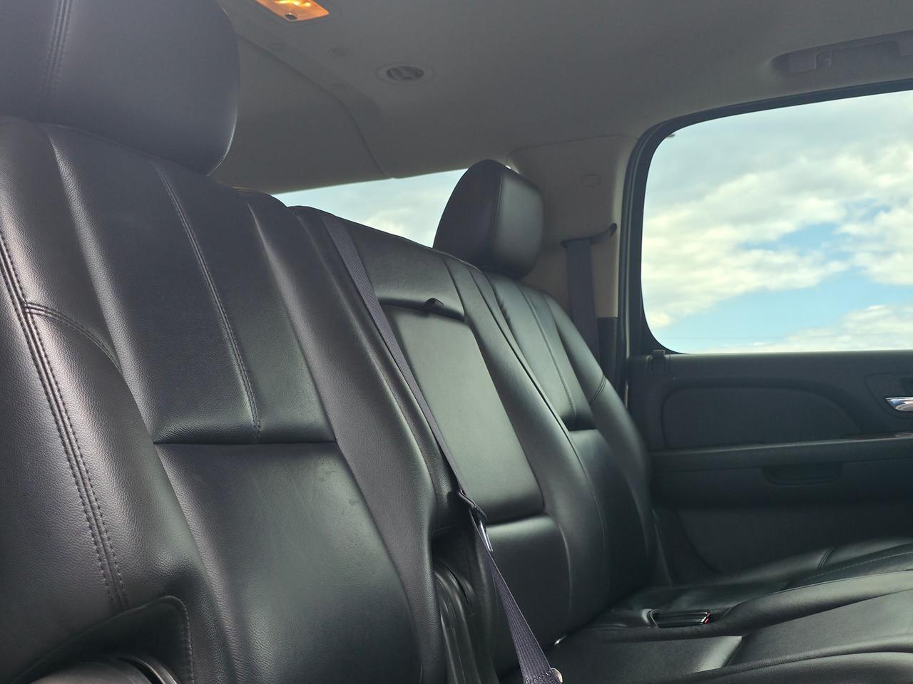2011 GMC Yukon XL SLT w/1SD *3 ROW 8 PASSENGER SUV* Photo