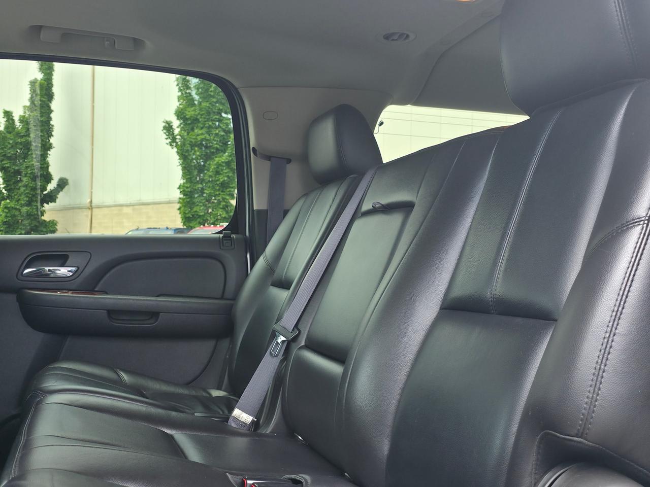 2011 GMC Yukon XL SLT w/1SD *3 ROW 8 PASSENGER SUV* Photo