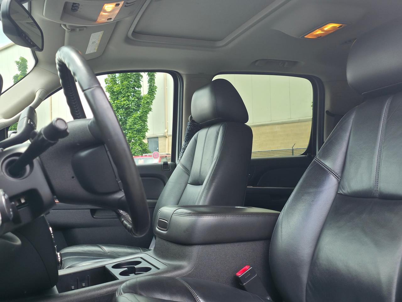 2011 GMC Yukon XL SLT w/1SD *3 ROW 8 PASSENGER SUV* Photo