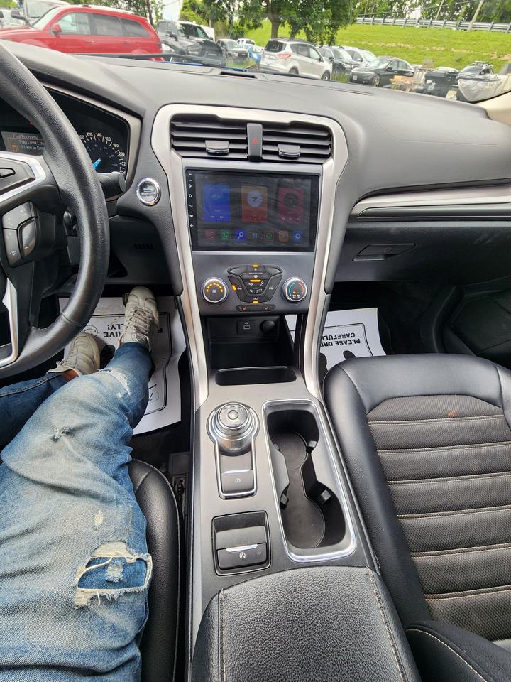 2017 Ford Fusion SE l Low KM l Clean Carfax l No Accidents Photo