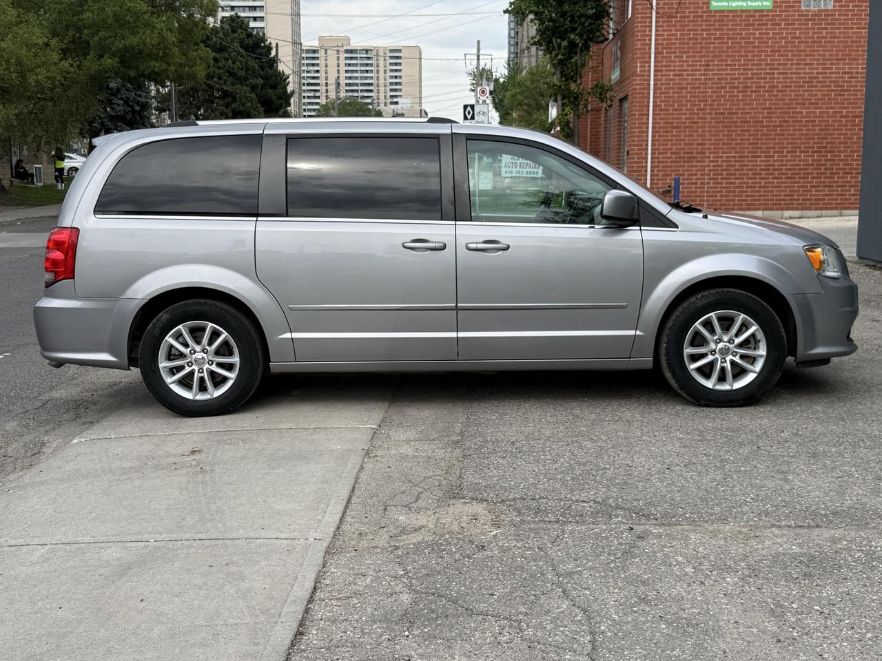 2017 Dodge Grand Caravan Crew Plus Photo4