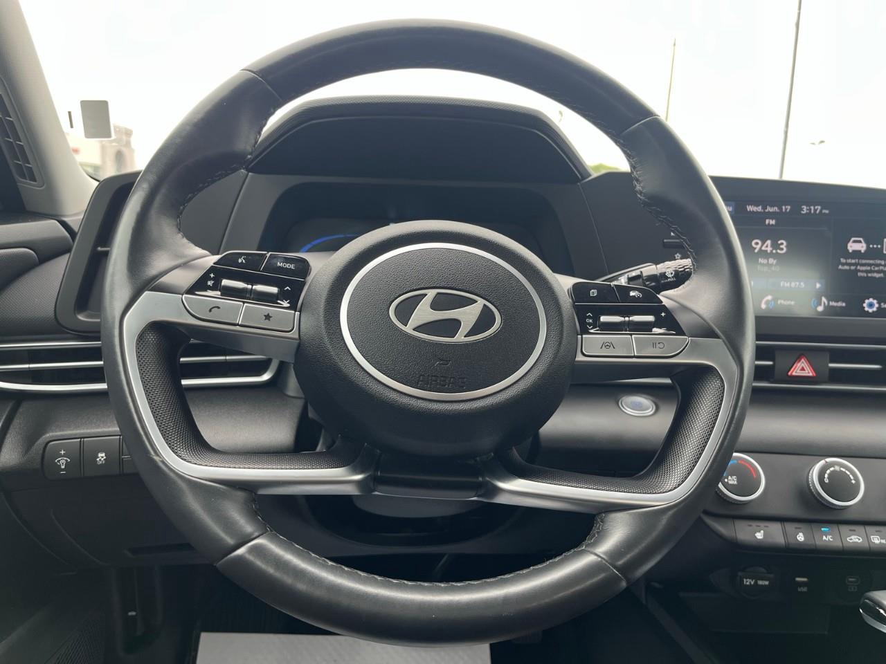 2025 Hyundai Elantra Preferred Lane Assist | Accident Free Photo