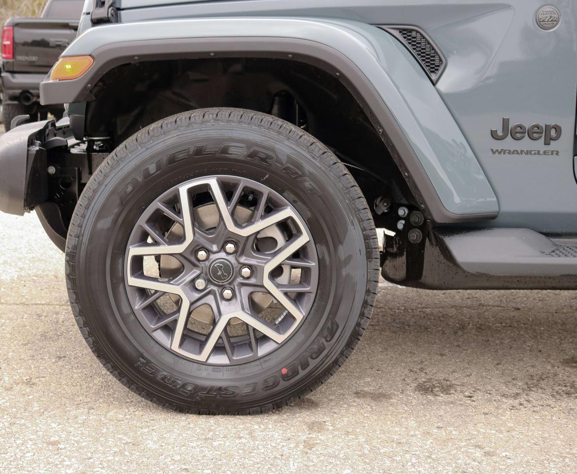 2026 Jeep Wrangler Sahara | SKY POWER TOP Photo