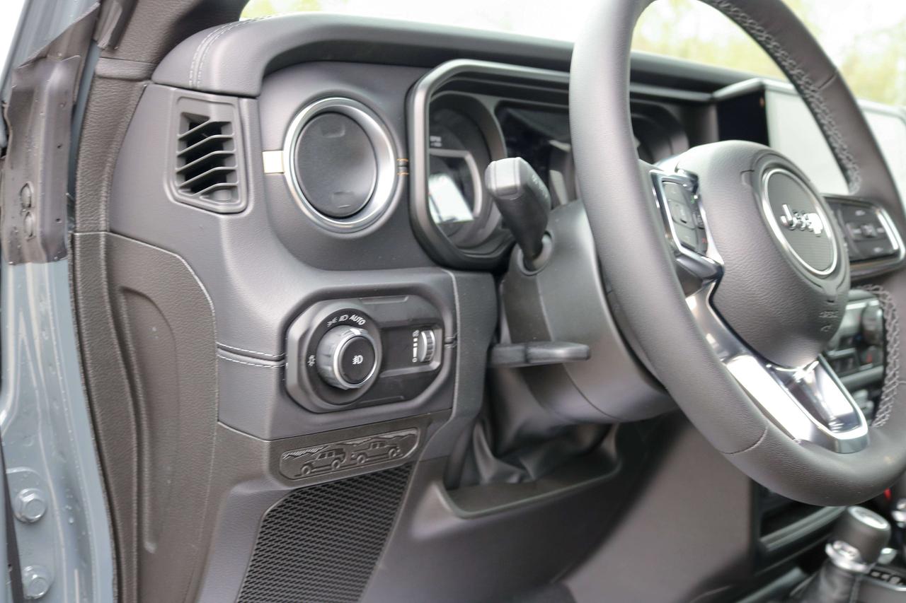 2026 Jeep Wrangler Sahara | SKY POWER TOP Photo