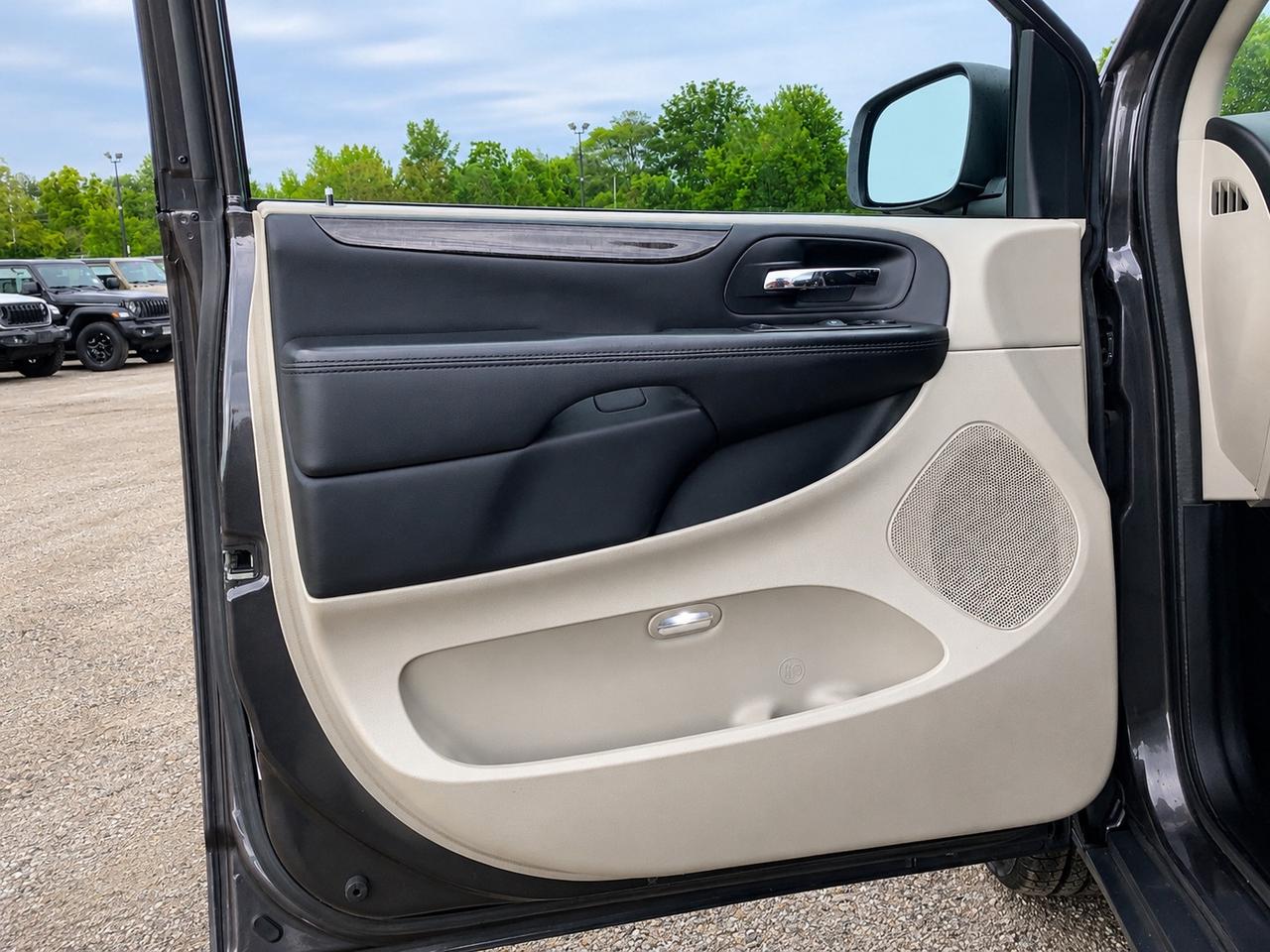 2015 Dodge Grand Caravan SXT | Stow n Go | Safety Certified | FWD Photo