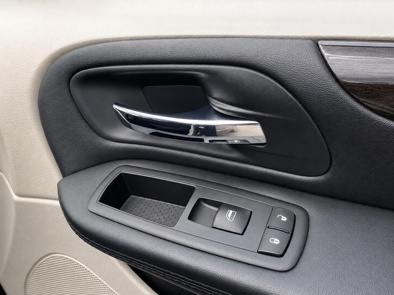 2015 Dodge Grand Caravan SXT | Stow n Go | Safety Certified | FWD Photo