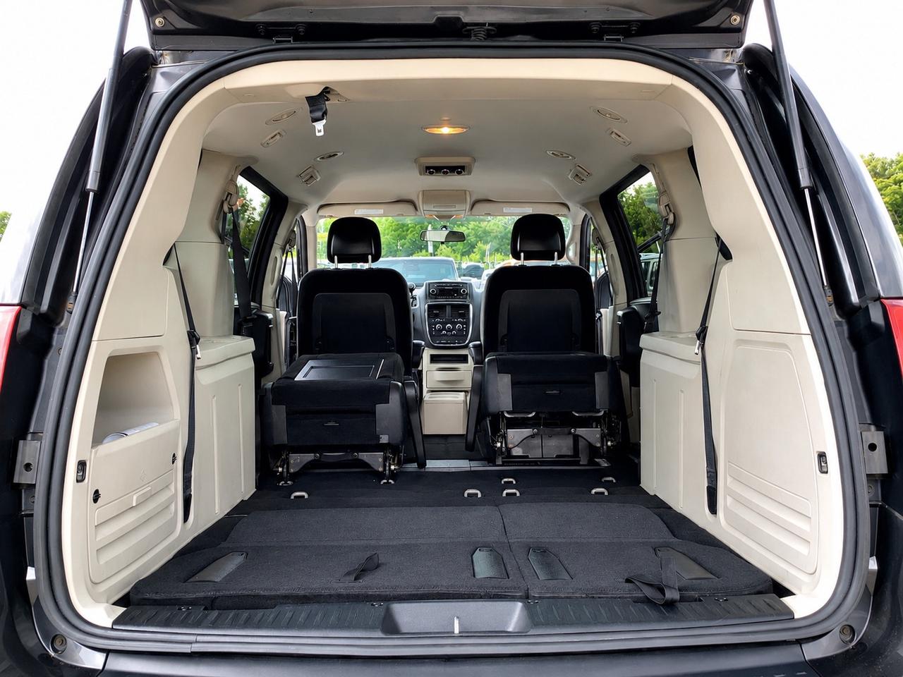 2015 Dodge Grand Caravan SXT | Stow n Go | Safety Certified | FWD Photo