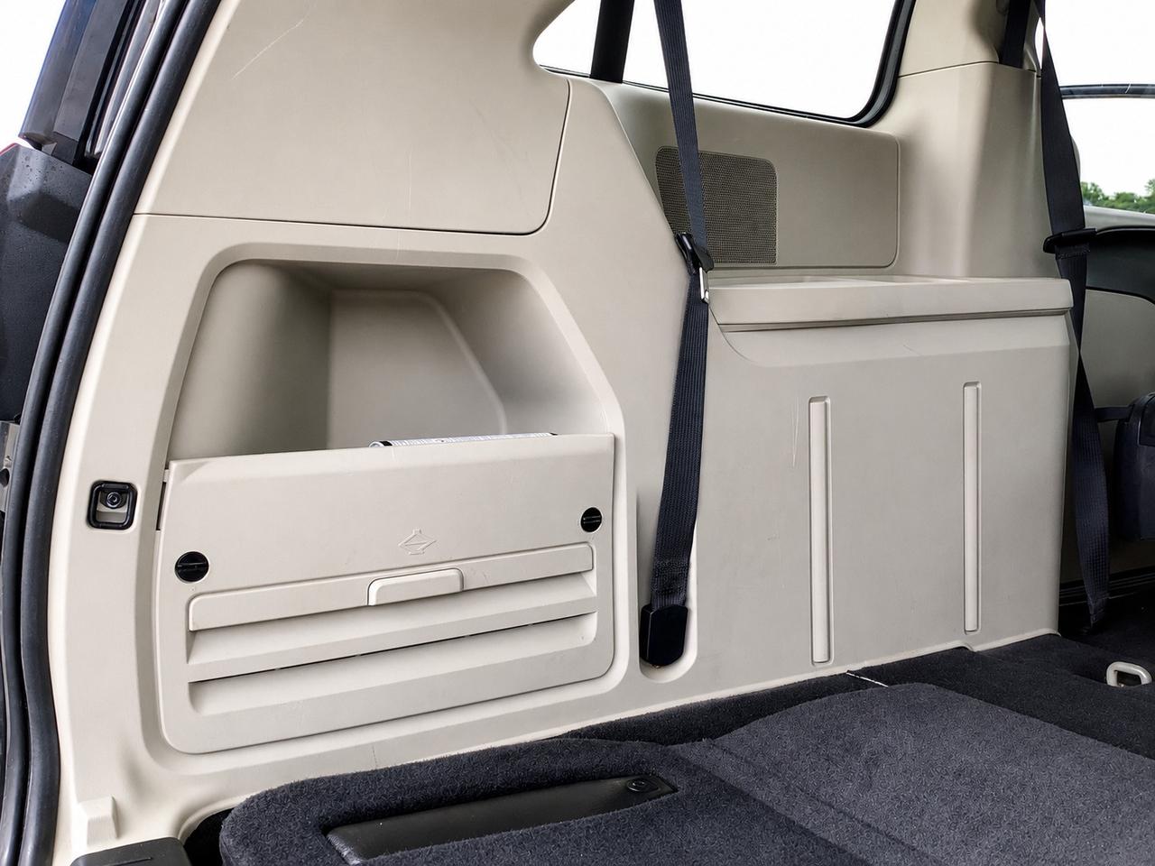 2015 Dodge Grand Caravan SXT | Stow n Go | Safety Certified | FWD Photo