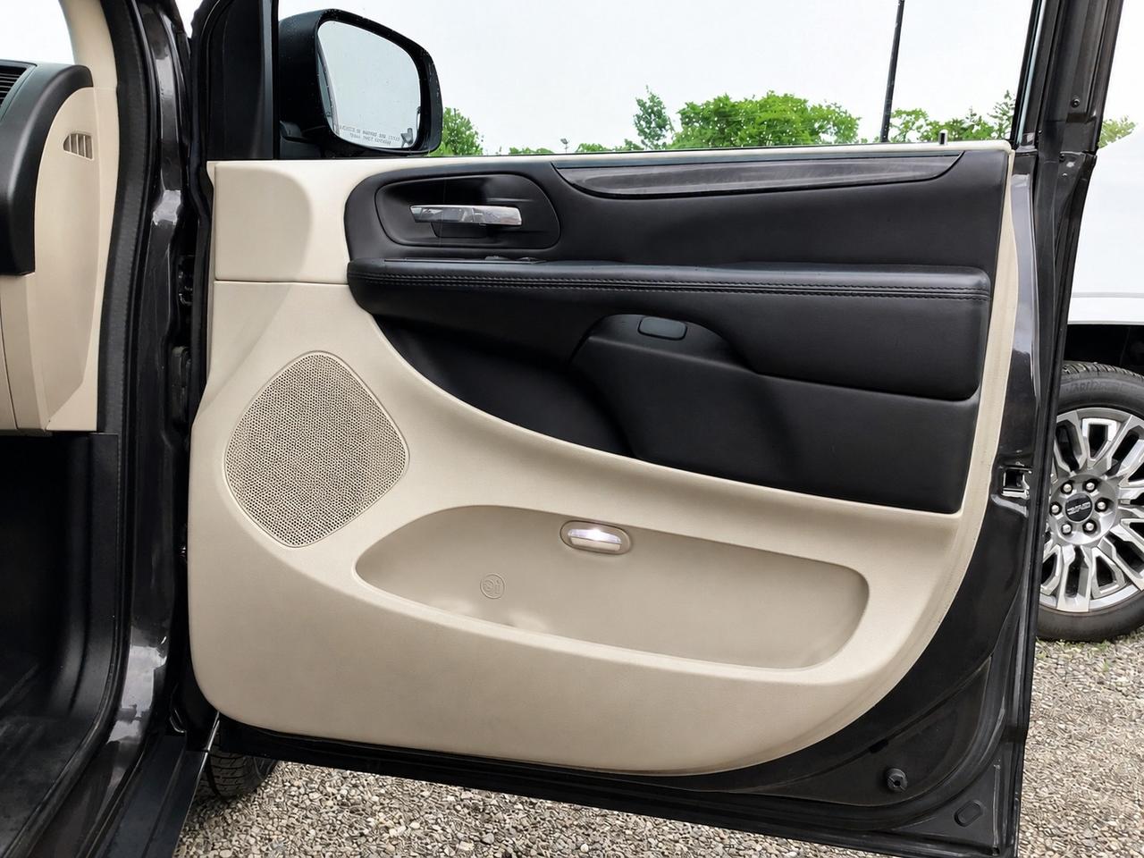 2015 Dodge Grand Caravan SXT | Stow n Go | Safety Certified | FWD Photo