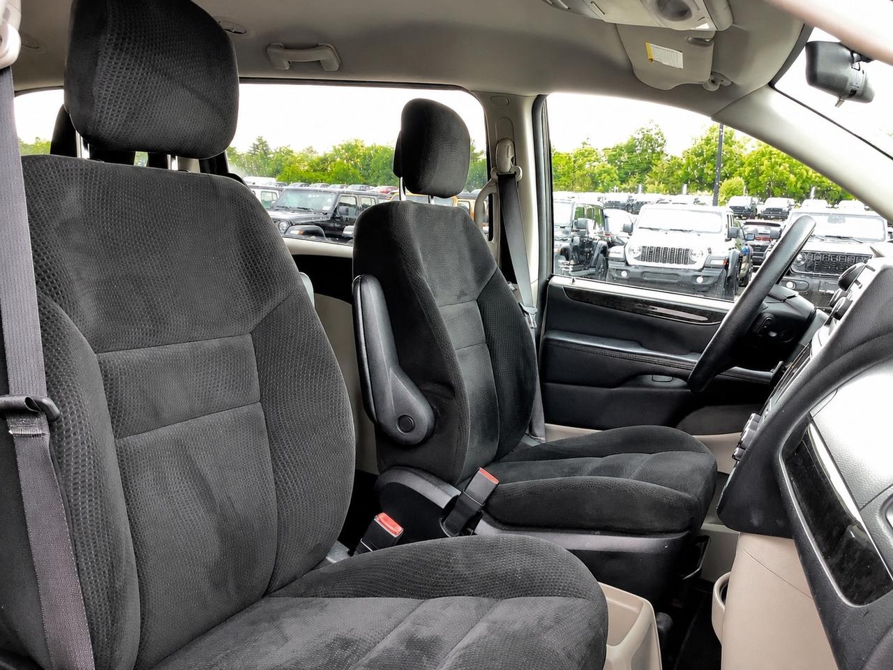 2015 Dodge Grand Caravan SXT | Stow n Go | Safety Certified | FWD Photo