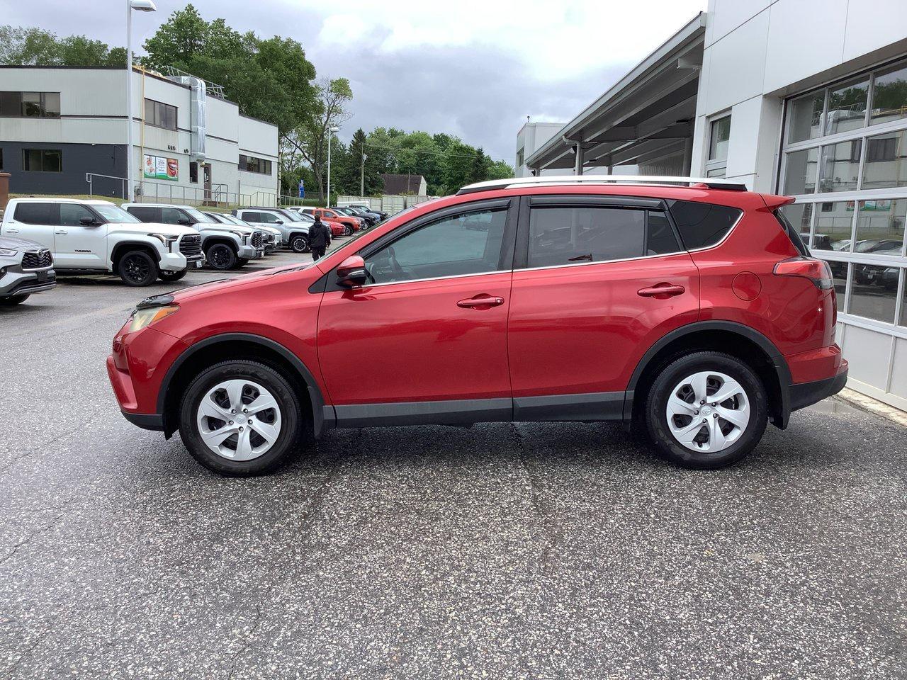 2016 Toyota RAV4 LE Photo3