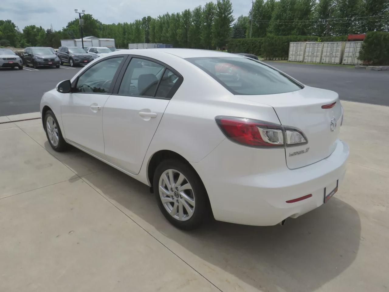 2013 Mazda MAZDA3 GS-SKY Photo
