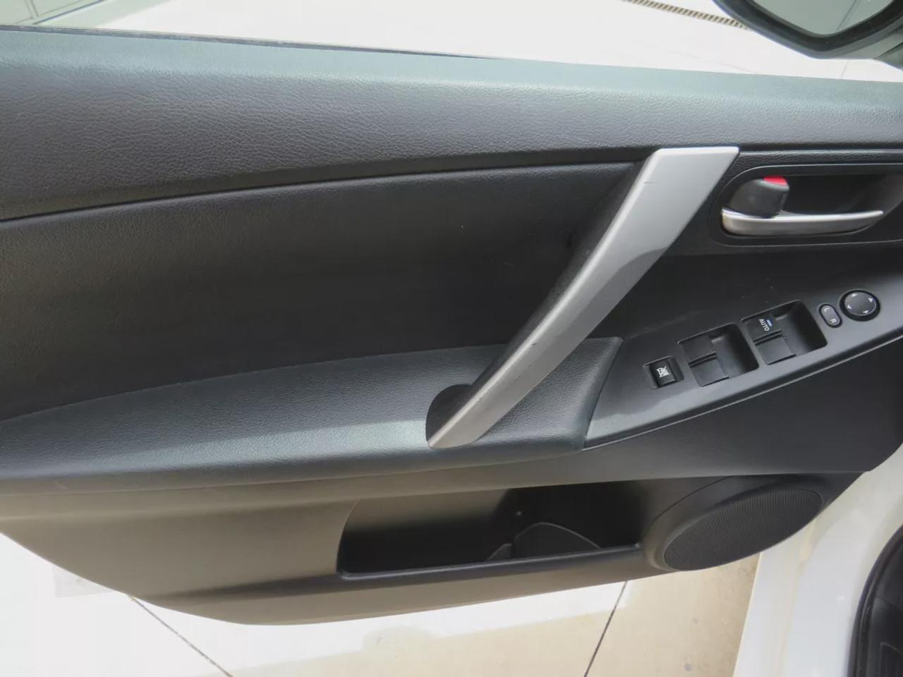 2013 Mazda MAZDA3 GS-SKY Photo