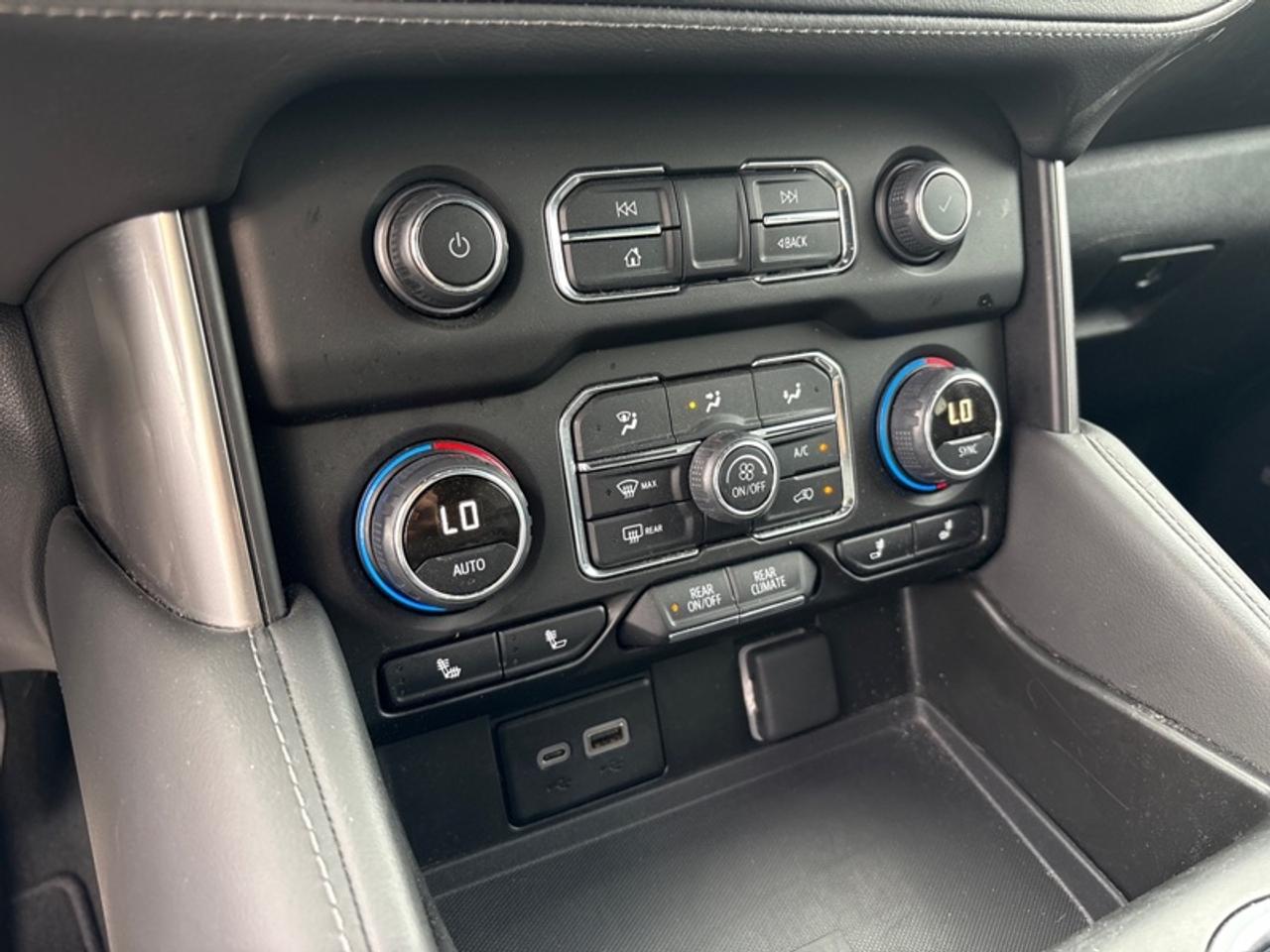 2024 Chevrolet Suburban LT  LEATHER|8 PASS| Photo