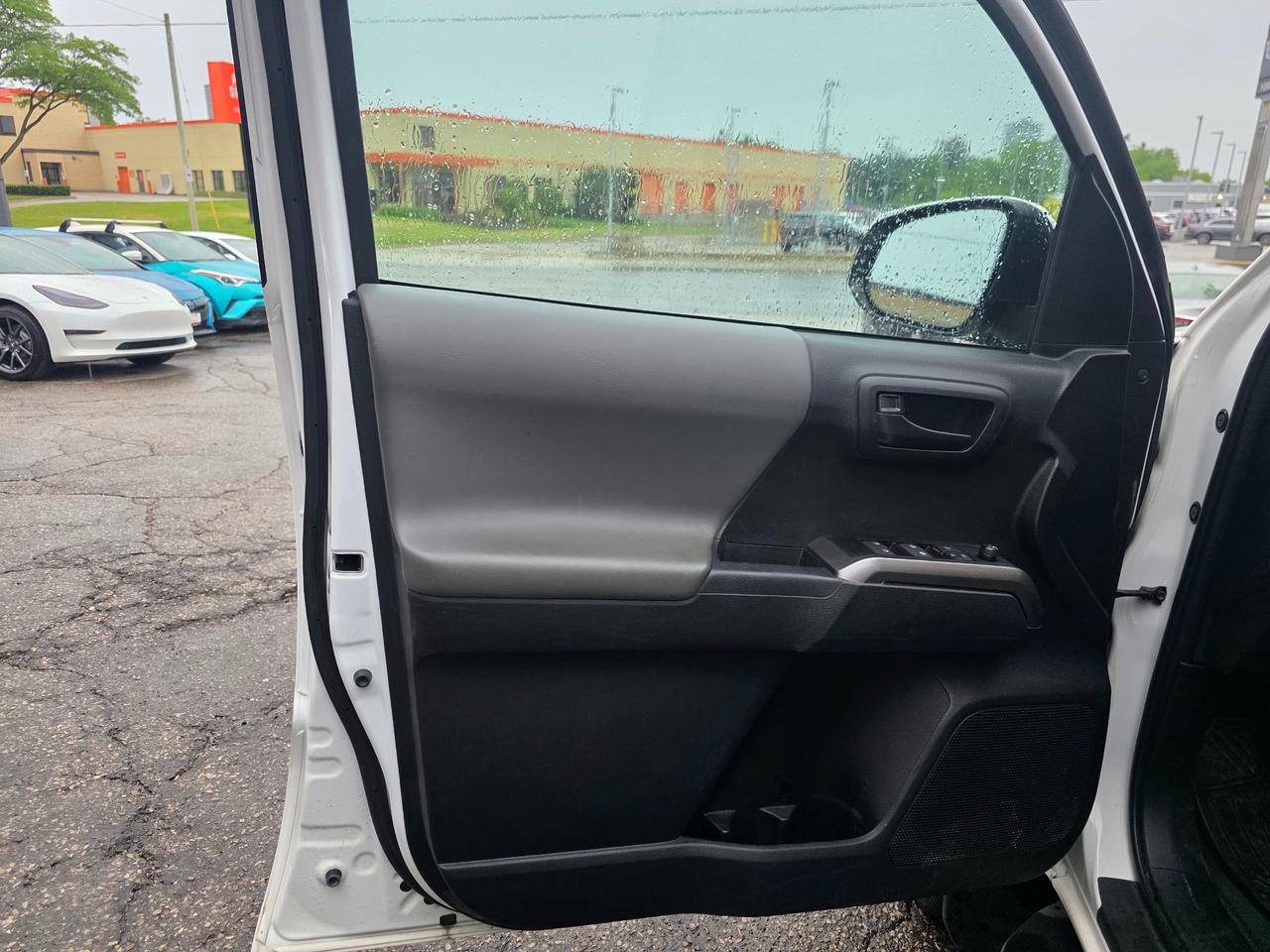 2023 Toyota Tacoma ONE OWNER | ACCIDENT FREE | TOYOTA DEALER SERVICED Photo