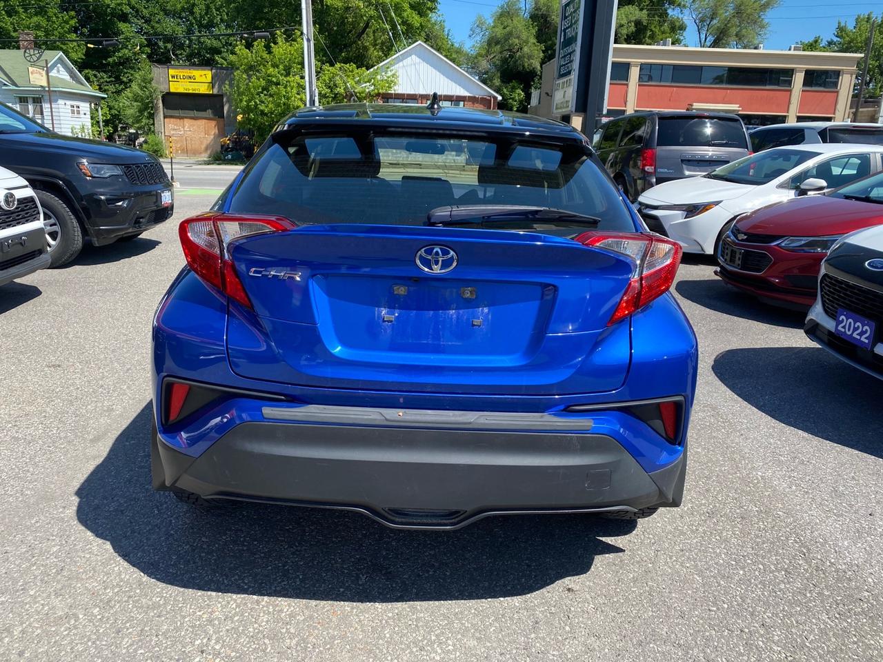 2021 Toyota C-HR XLE Premium Black Roof Photo3