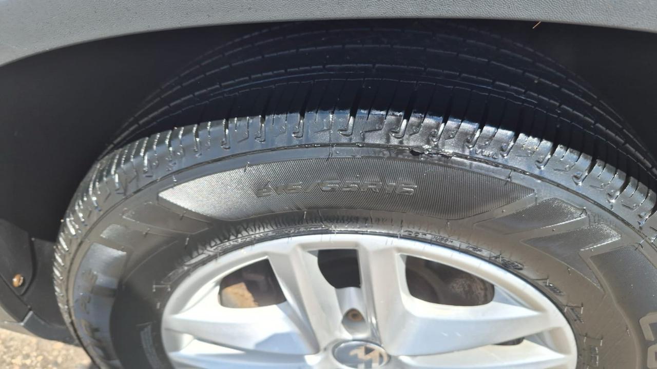 2010 Volkswagen Tiguan TRENDLINE, AUTO, 4 CYL, 4WD, AS IS SPECIAL Photo