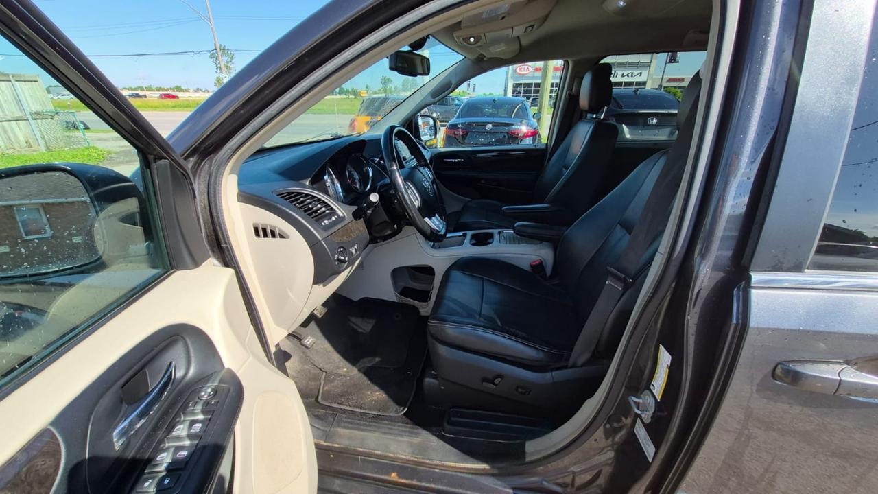 2016 Dodge Grand Caravan CREW PLUS, LEATHER, CAM, STOWNGO, AS IS SPECIAL Photo