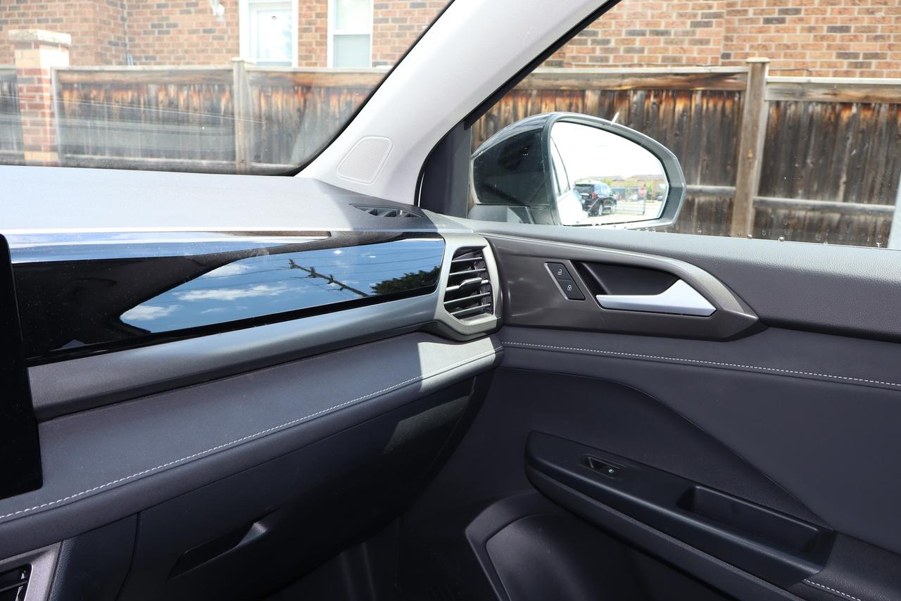 2025 Volkswagen Taos Comfortline Black Edition Photo