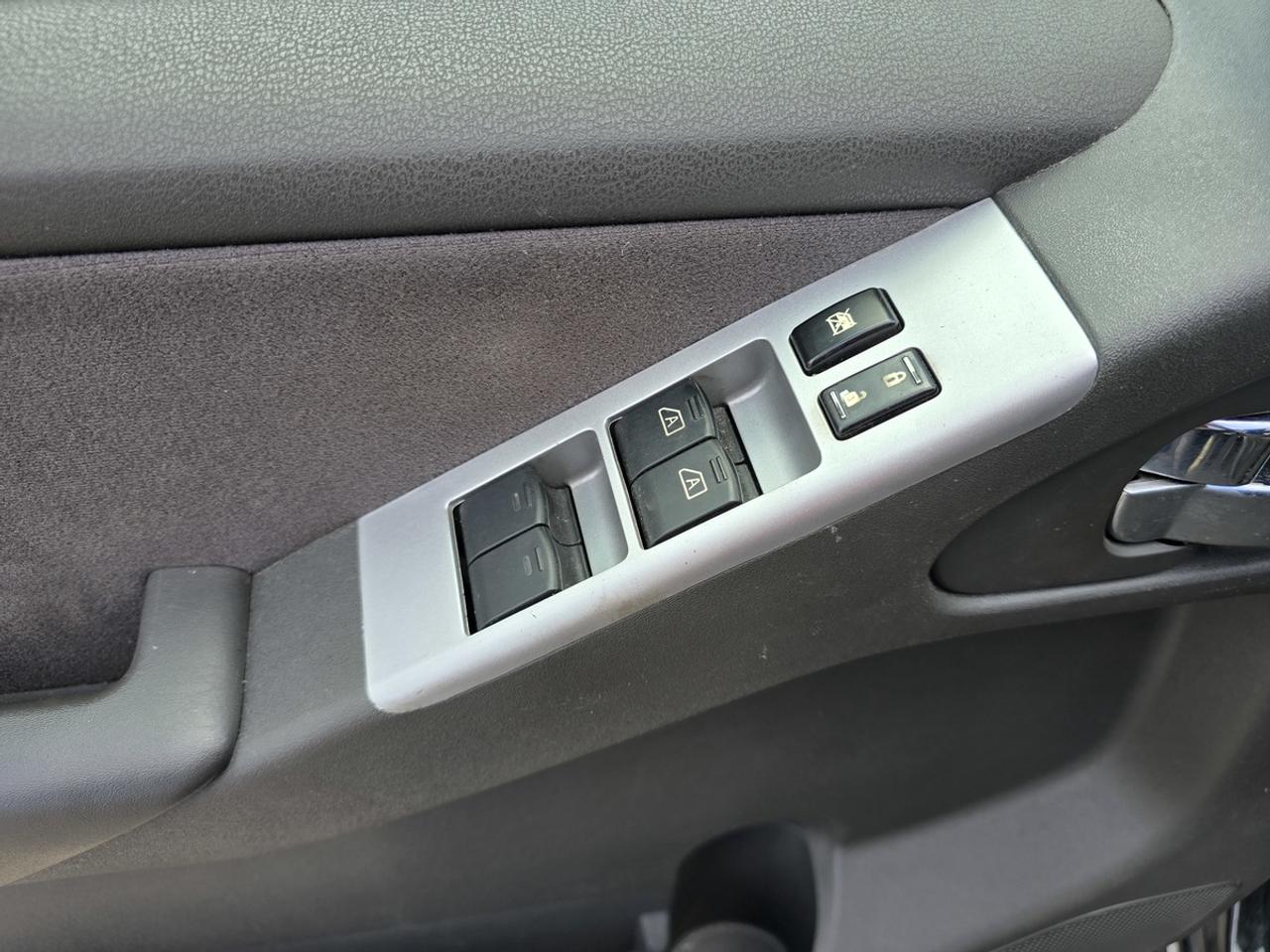 2012 Nissan Pathfinder SV Photo