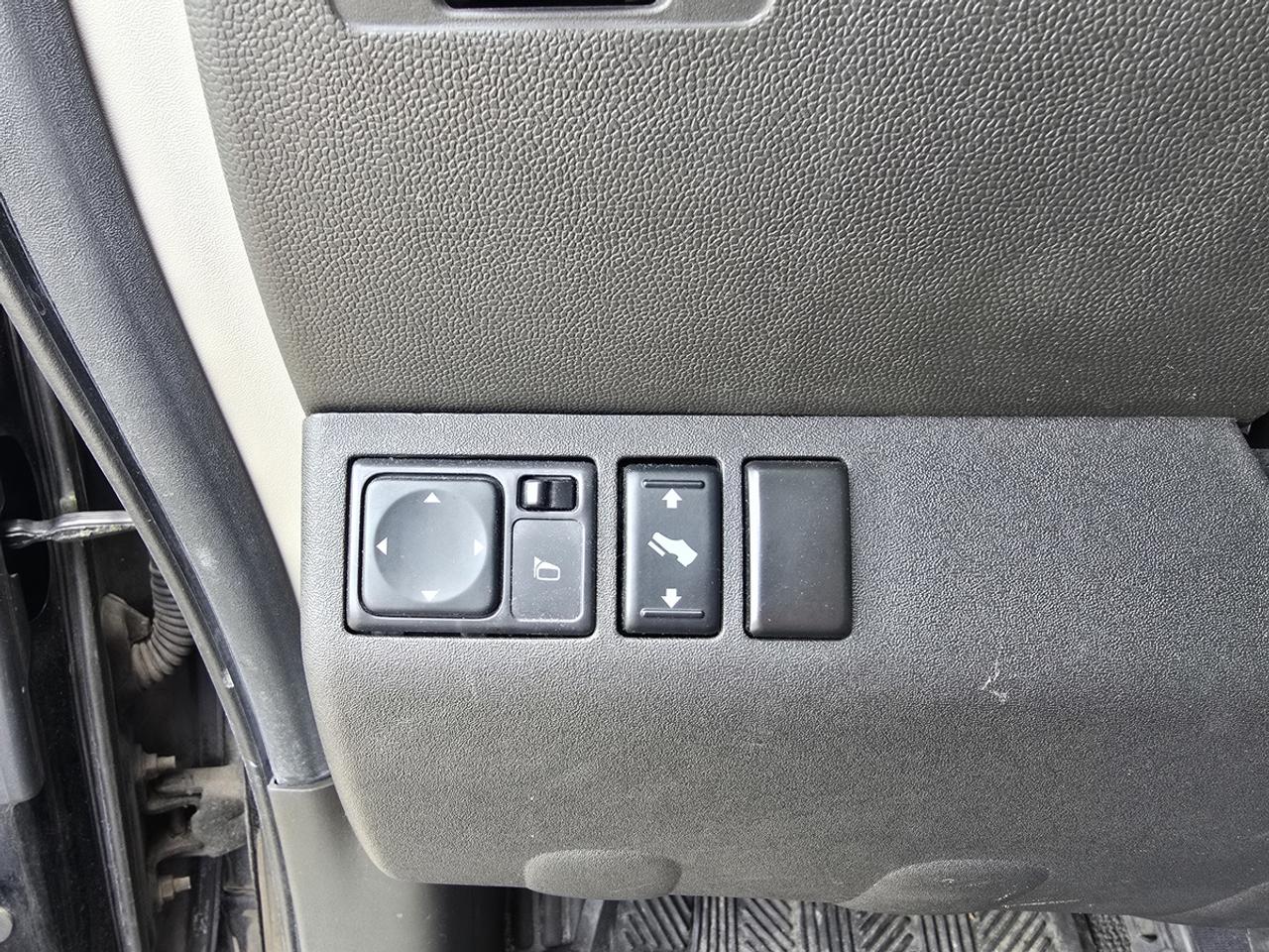2012 Nissan Pathfinder SV Photo