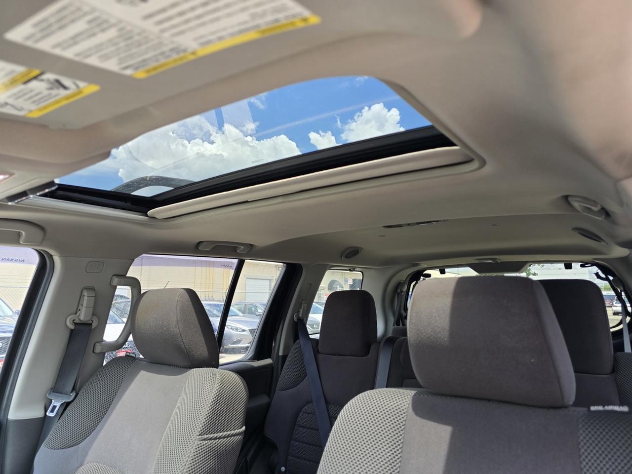 2012 Nissan Pathfinder SV Photo