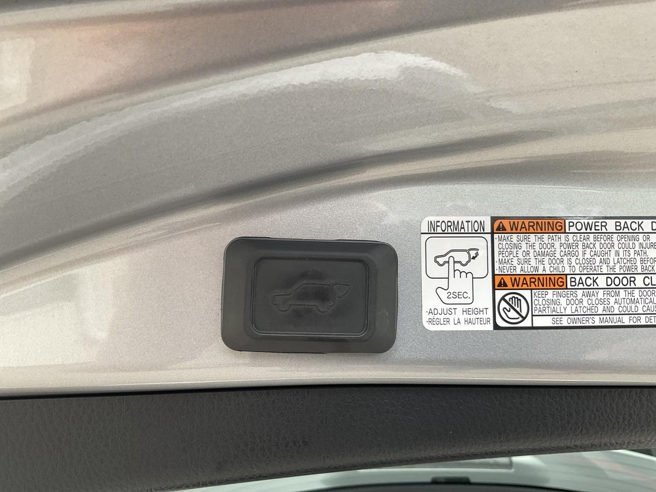2018 Toyota RAV4 HYBRID XLE - BACK-UP CAM! BSM! SAFETY SENSE! SUNRO Photo