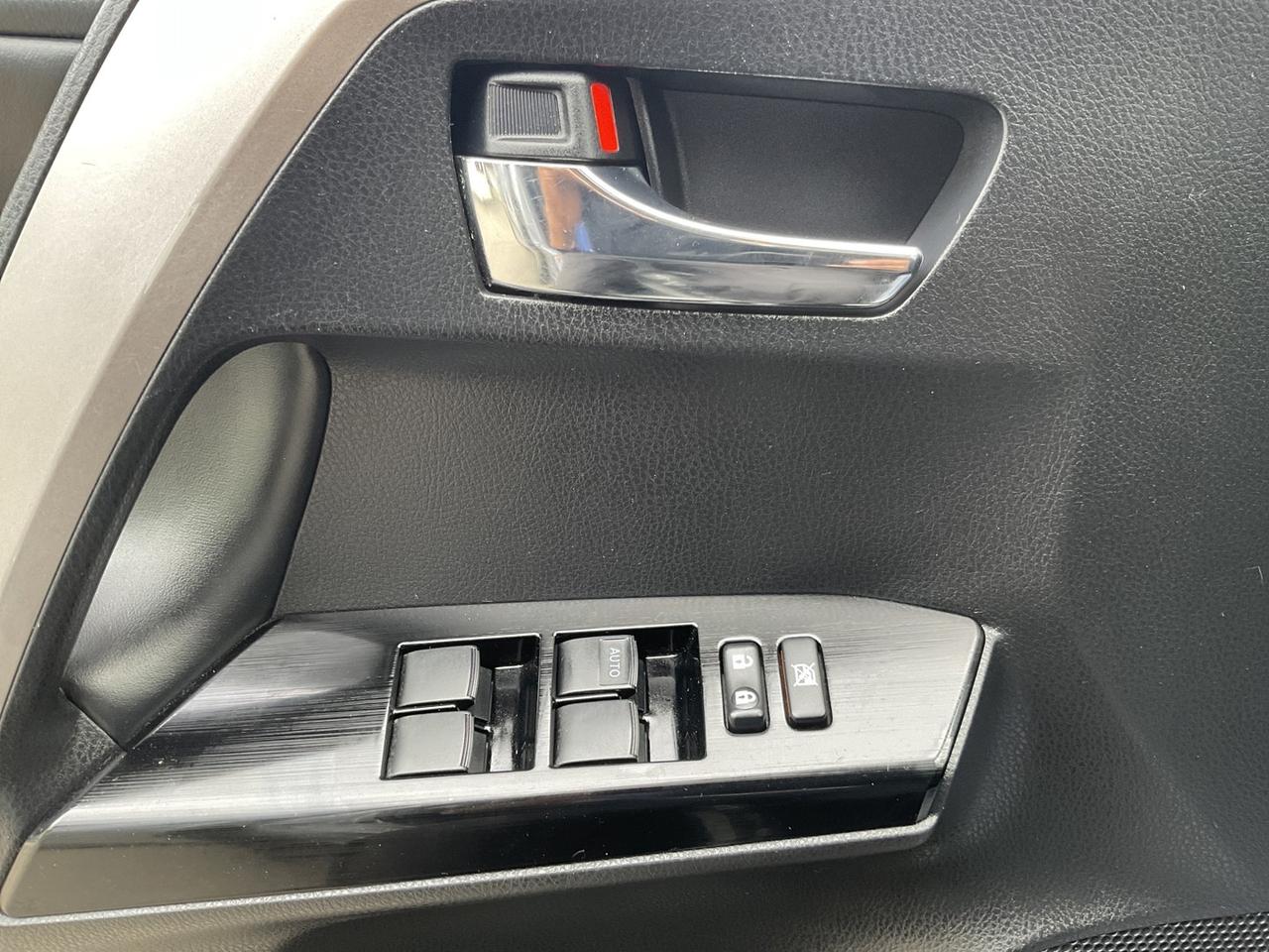 2018 Toyota RAV4 HYBRID XLE - BACK-UP CAM! BSM! SAFETY SENSE! SUNRO Photo