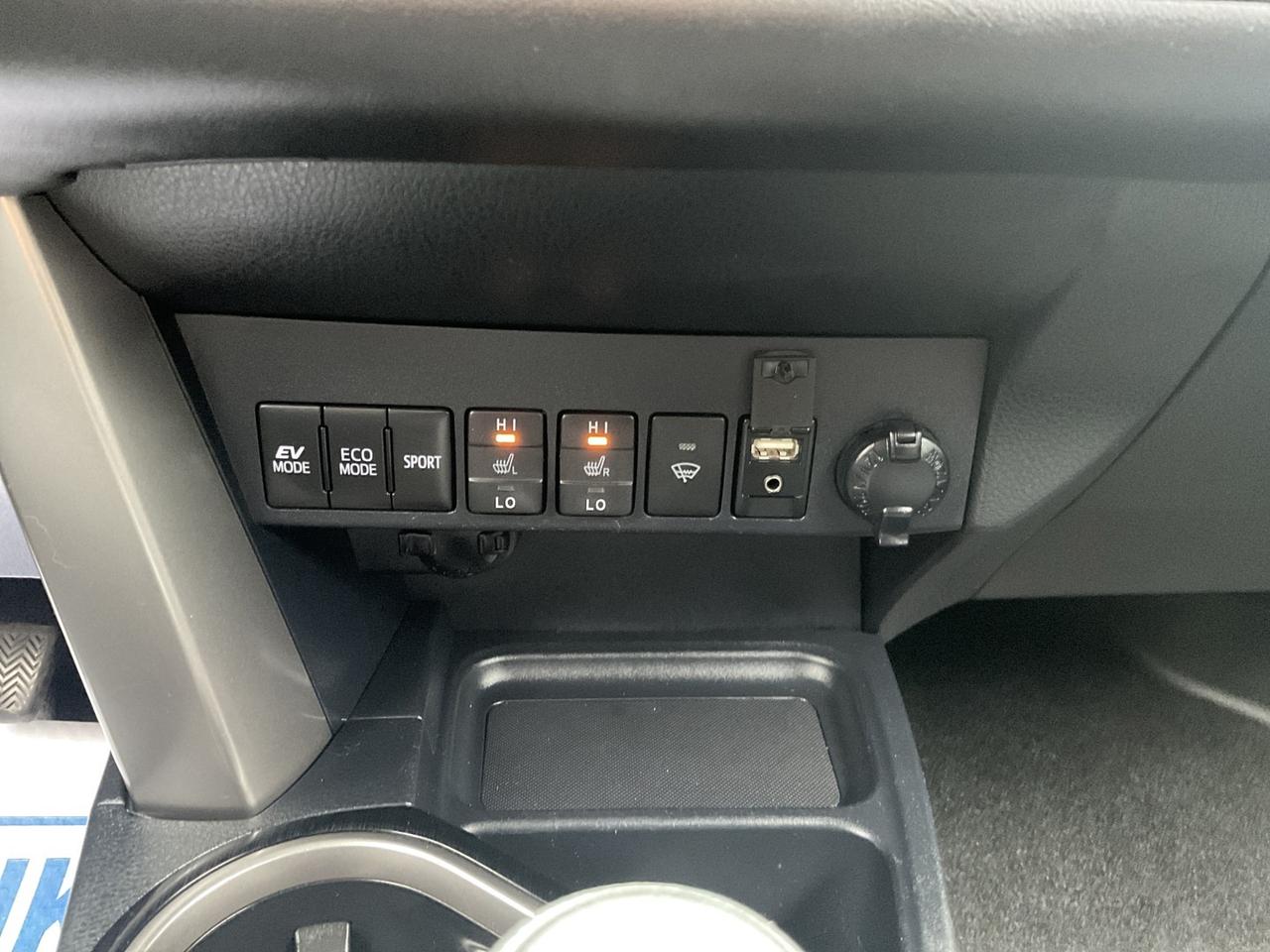 2018 Toyota RAV4 HYBRID XLE - BACK-UP CAM! BSM! SAFETY SENSE! SUNRO Photo