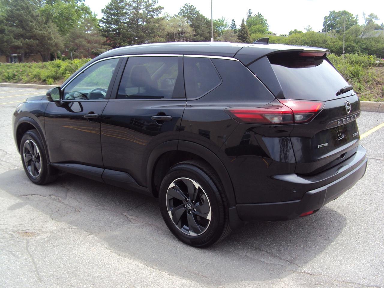 2024 Nissan Rogue SV Photo4