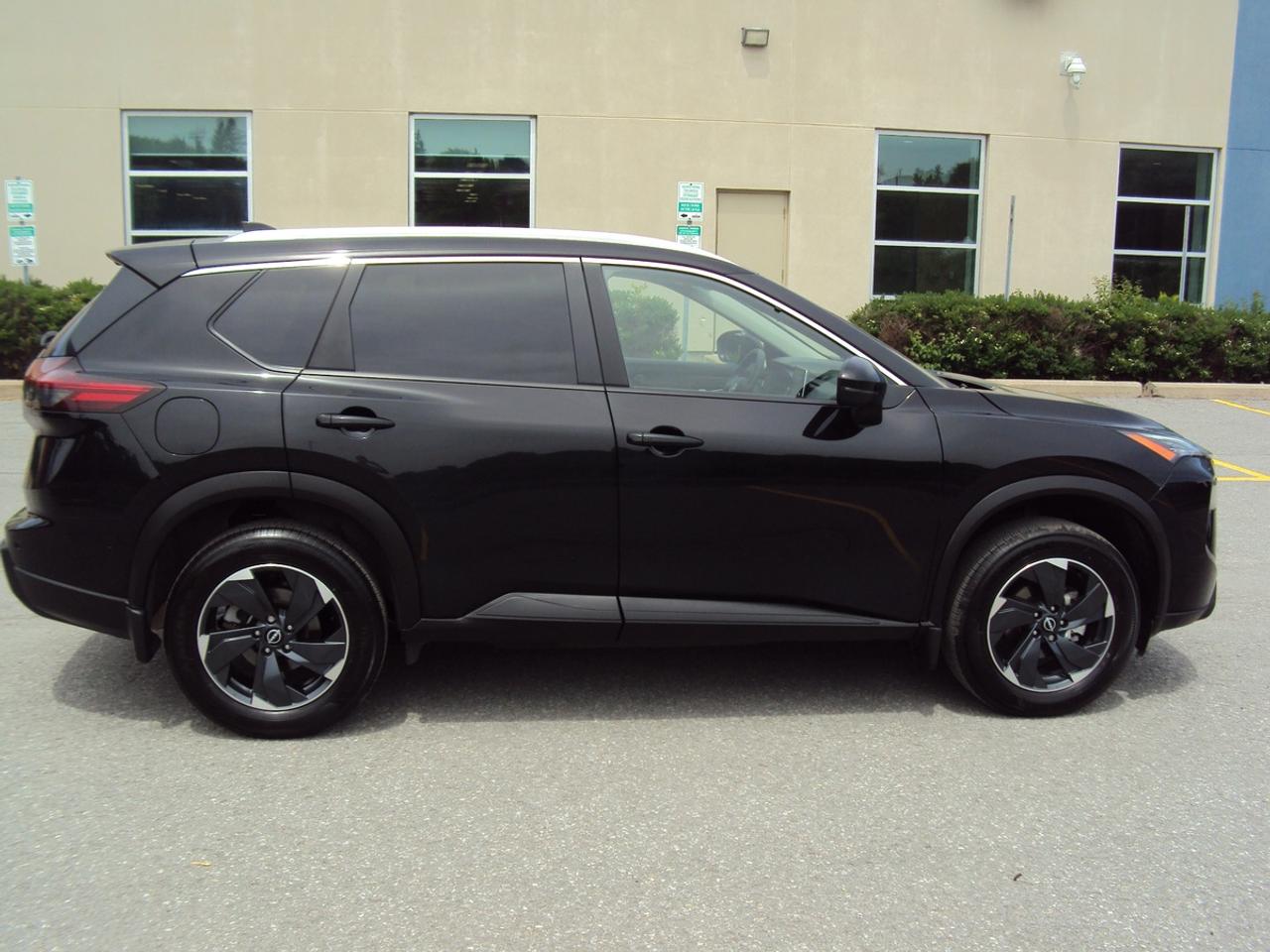 2024 Nissan Rogue SV Photo