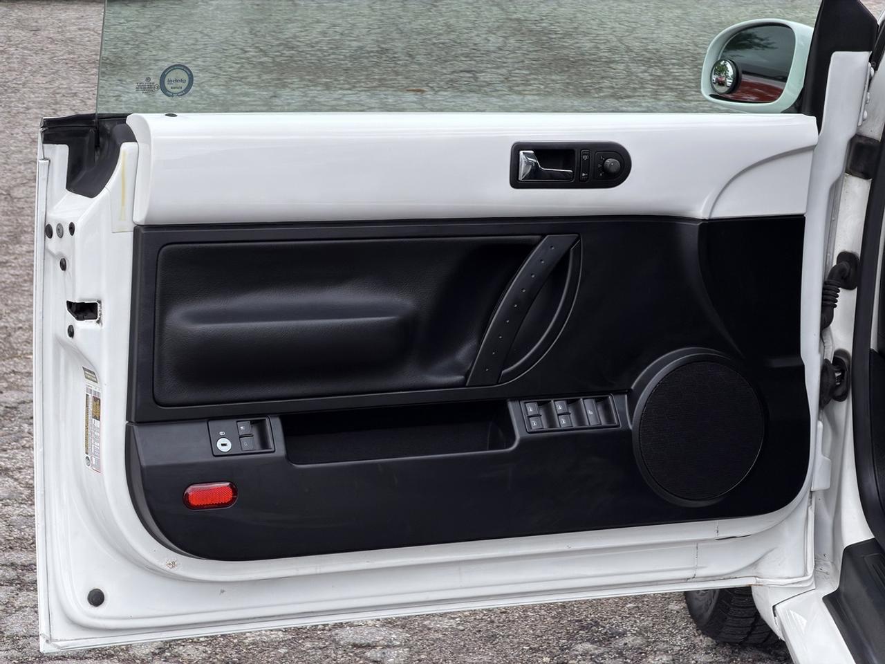 2010 Volkswagen New Beetle Comfortline Convertible Photo