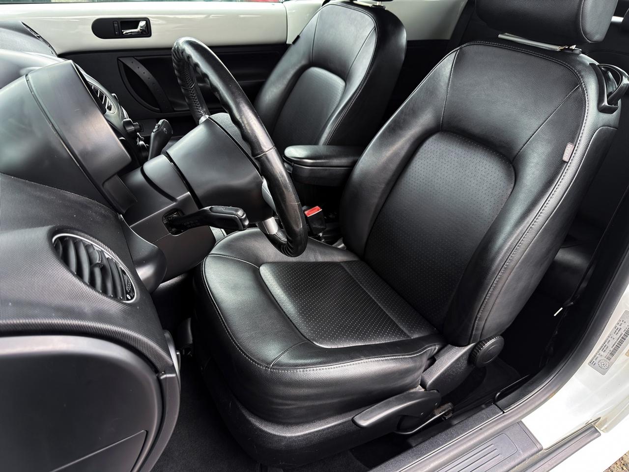 2010 Volkswagen New Beetle Comfortline Convertible Photo