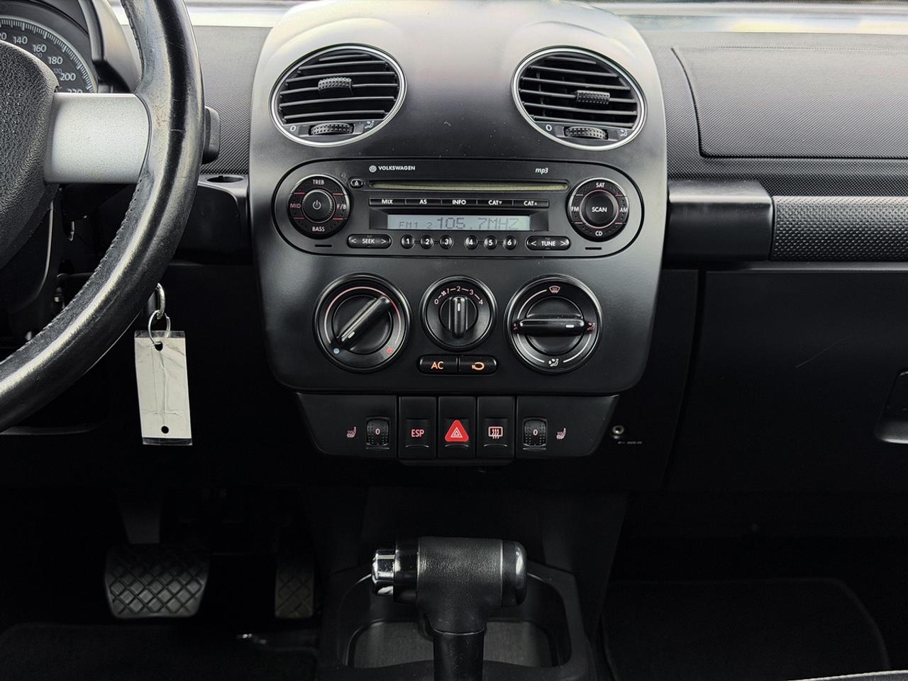 2010 Volkswagen New Beetle Comfortline Convertible Photo