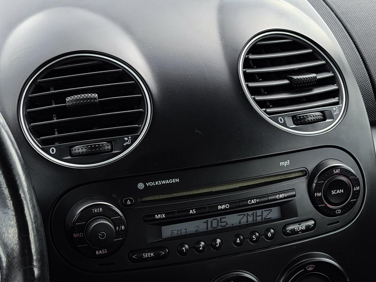 2010 Volkswagen New Beetle Comfortline Convertible Photo