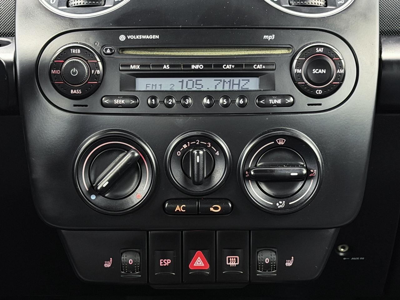 2010 Volkswagen New Beetle Comfortline Convertible Photo